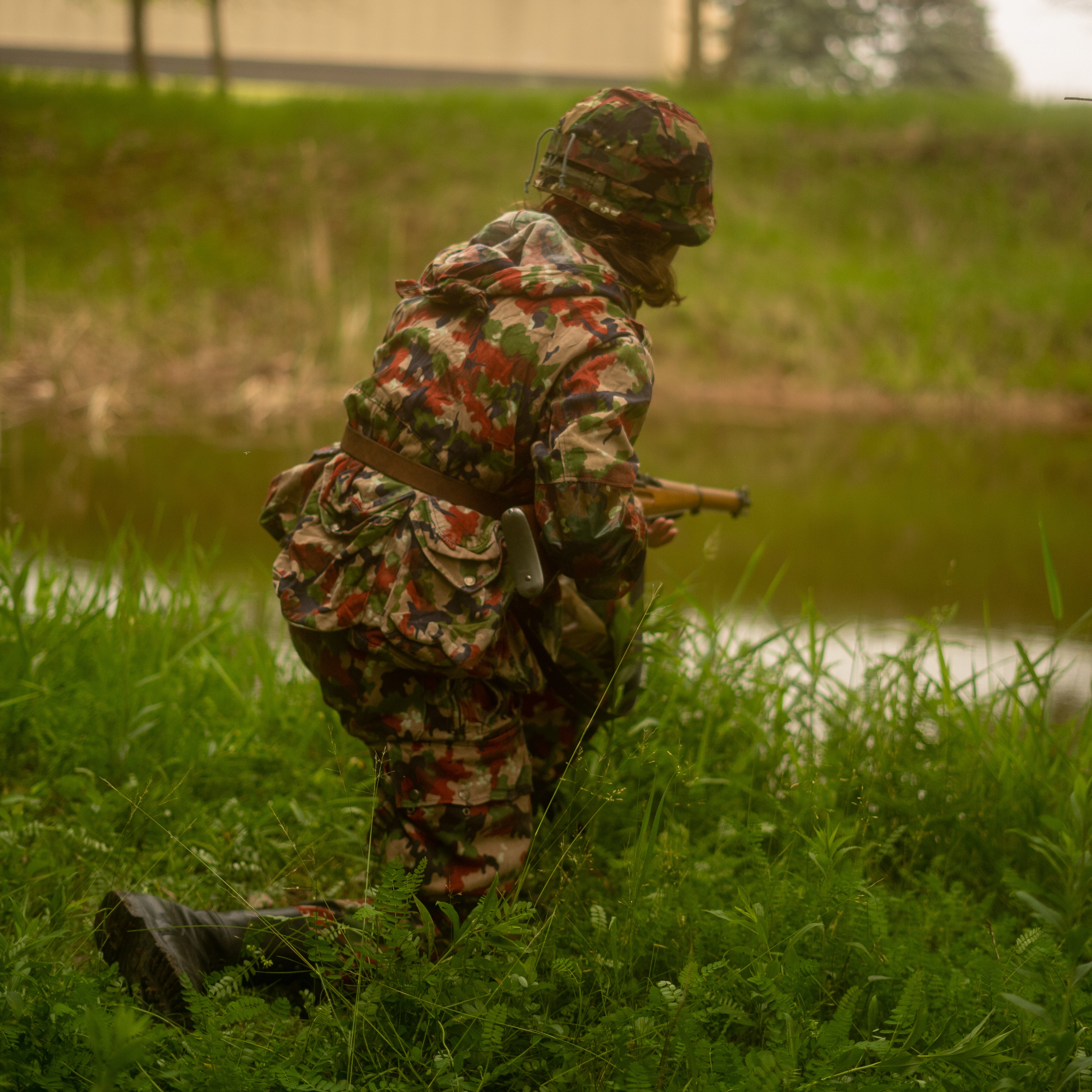 Soldier crouching while wearing TAZ 57 Alpenflage M61/70 Field Jacket