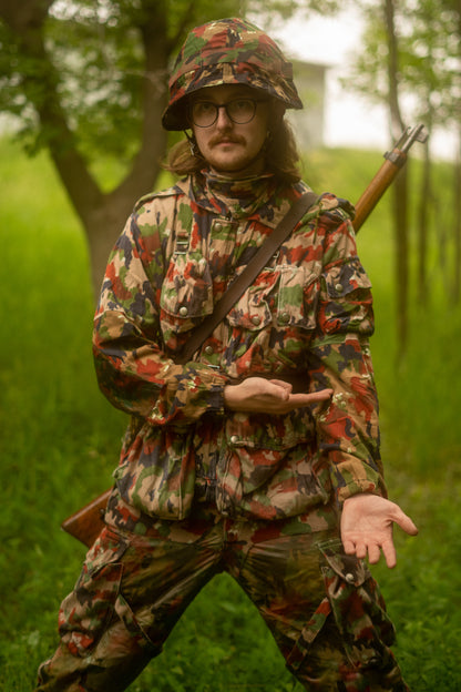 Soldier doing a money spread while wearing TAZ 57 Alpenflage M61/70 Field Jacket